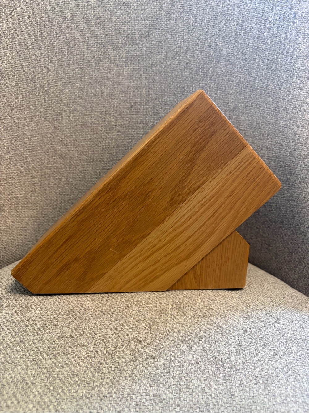CUTCO- Homemaker + 8 Honey Oak Wood
Knife Block (18-Slot). - Picture 2 of 5